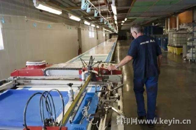 動(dòng)則上萬的絲網(wǎng)印刷品,揭秘愛馬仕絲巾的制作過程_市場(chǎng)政策_(dá)科印印刷網(wǎng)